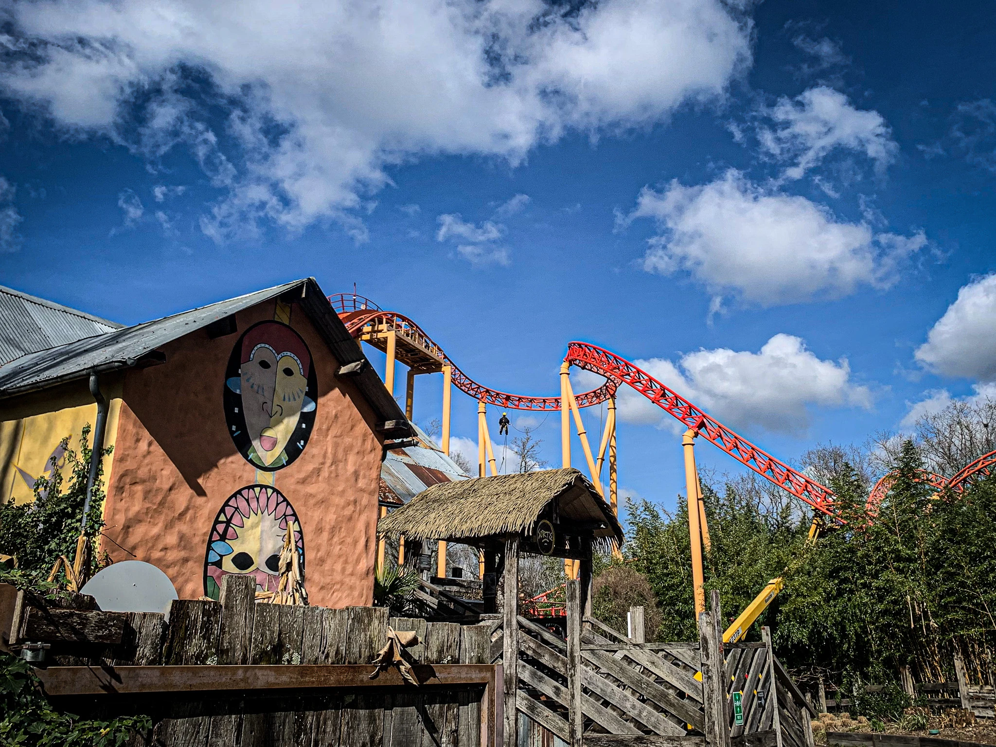 Nettoyage et remise en peinture d’un roller coaster